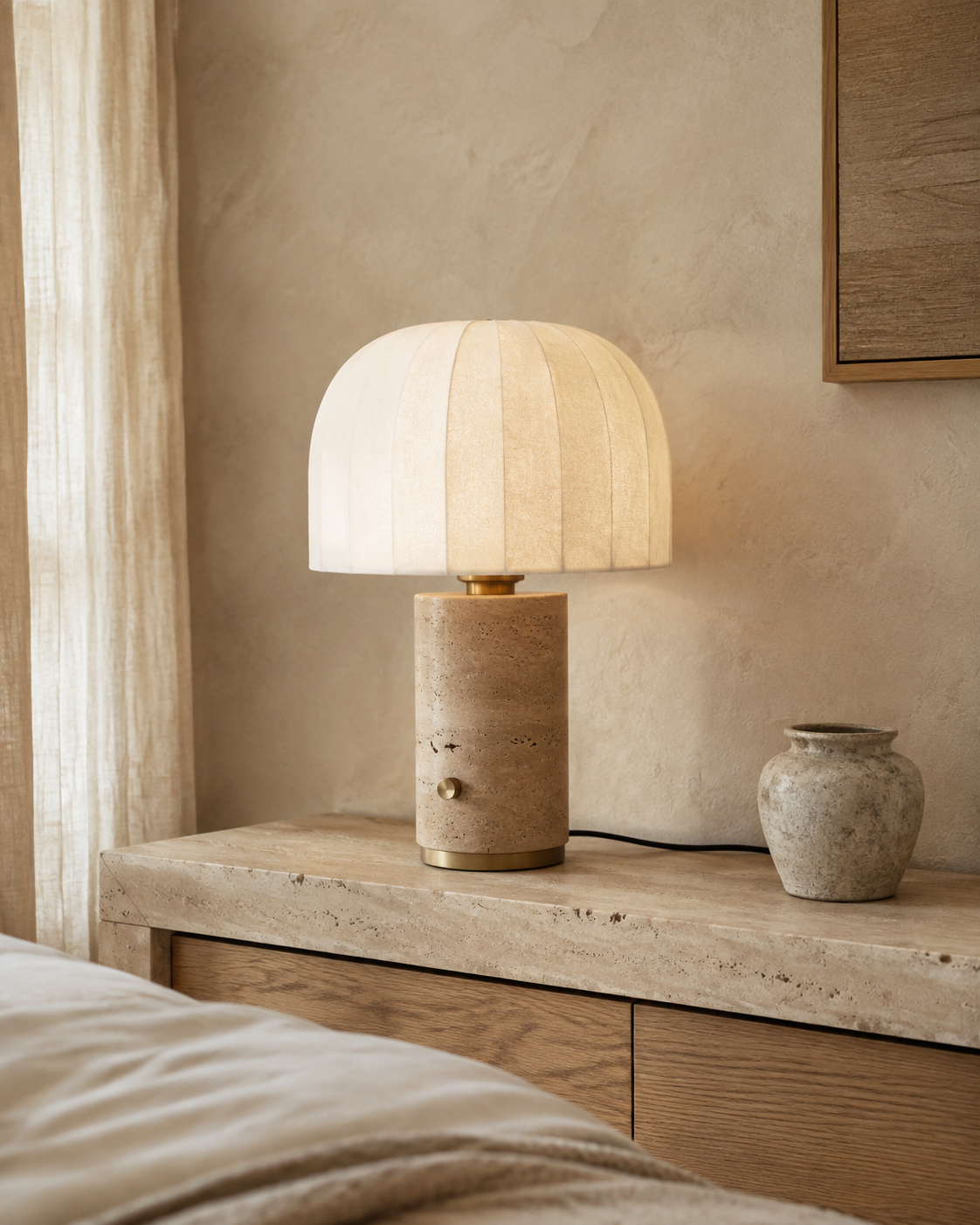 Tischlampe auf einer Konsole aus Naturstein