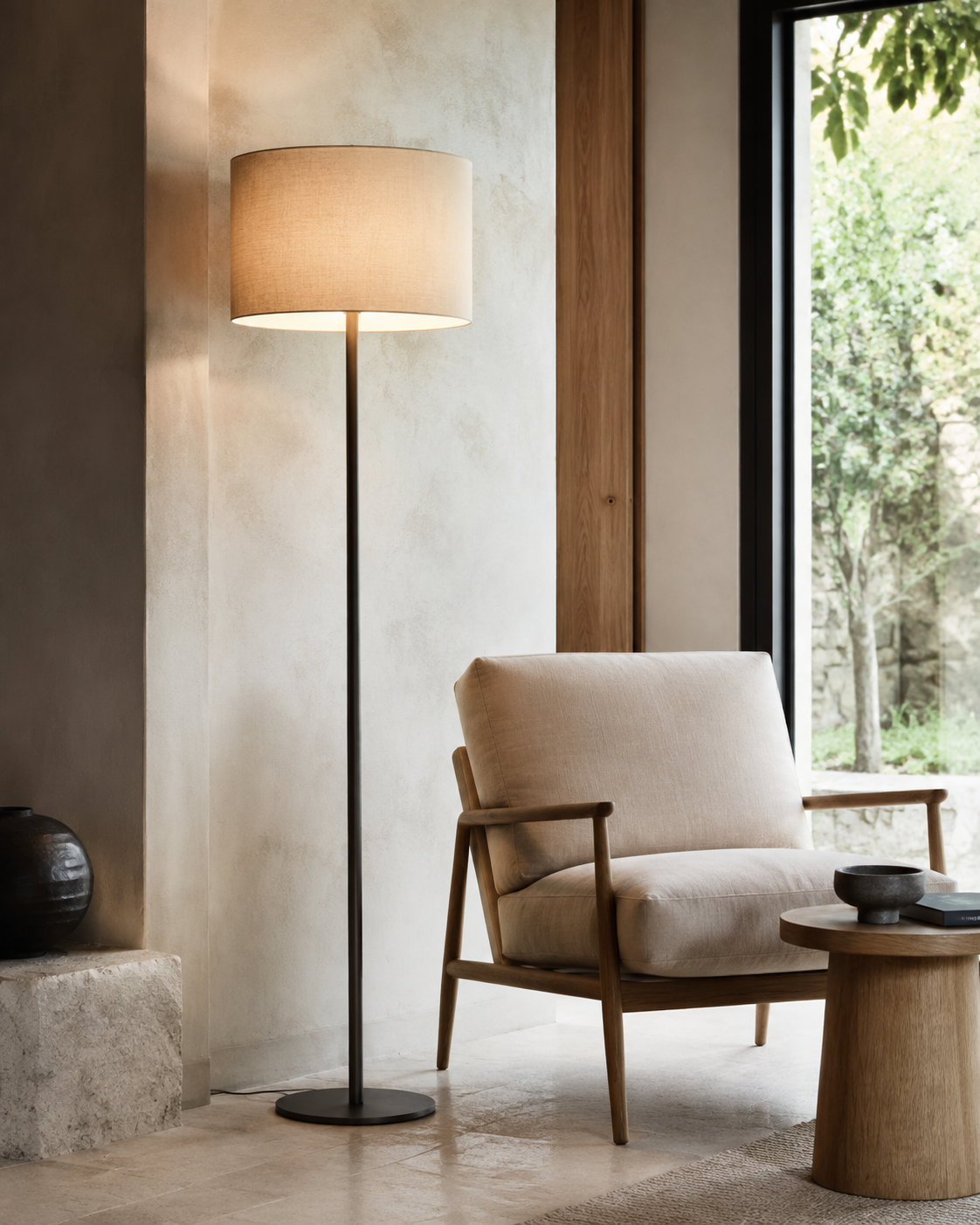 Stehlampe in einer ruhigen, modernen Leseecke