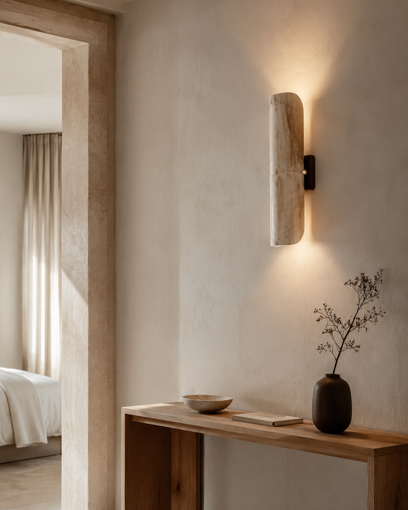 Wandleuchte in einem warmen minimalistischen Interieur