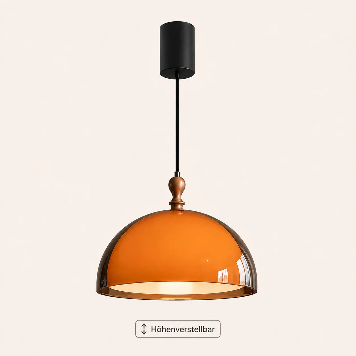 Orangefarbene Pendelleuchte in der höhenverstellbaren Ausführung