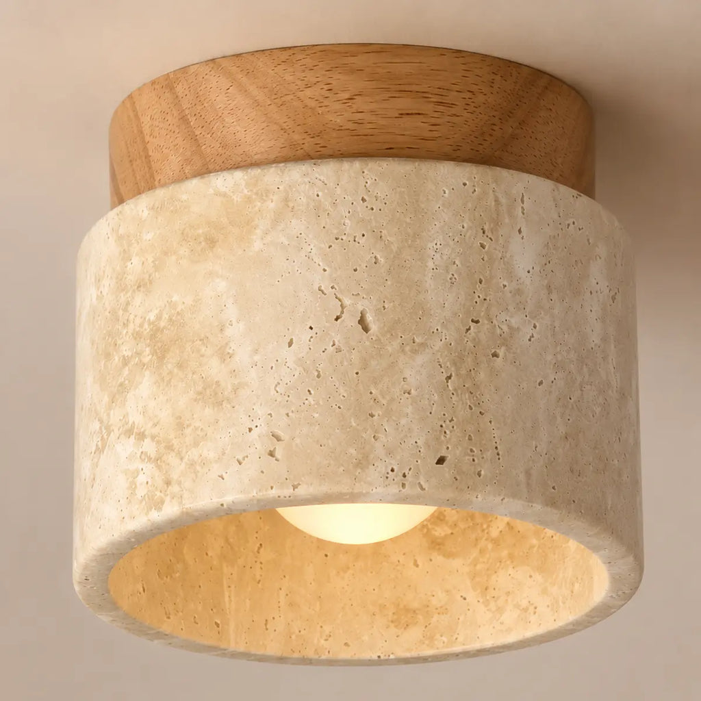Detailaufnahme der porigen Steinoberfläche und des Holzabschlusses der Deckenleuchte