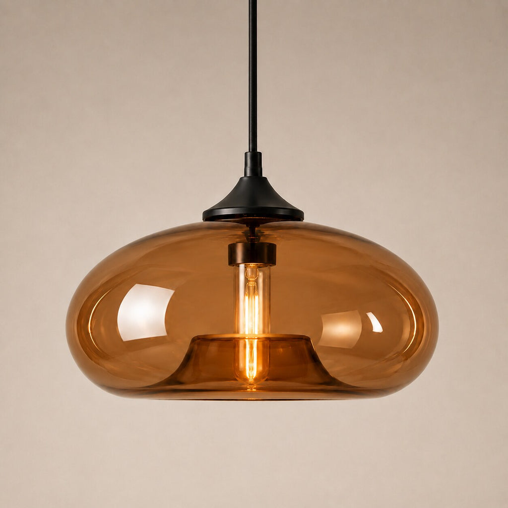 Detailansicht der amberfarbenen Glas-Pendelleuchte mit schwarzem Metall und warmem Licht