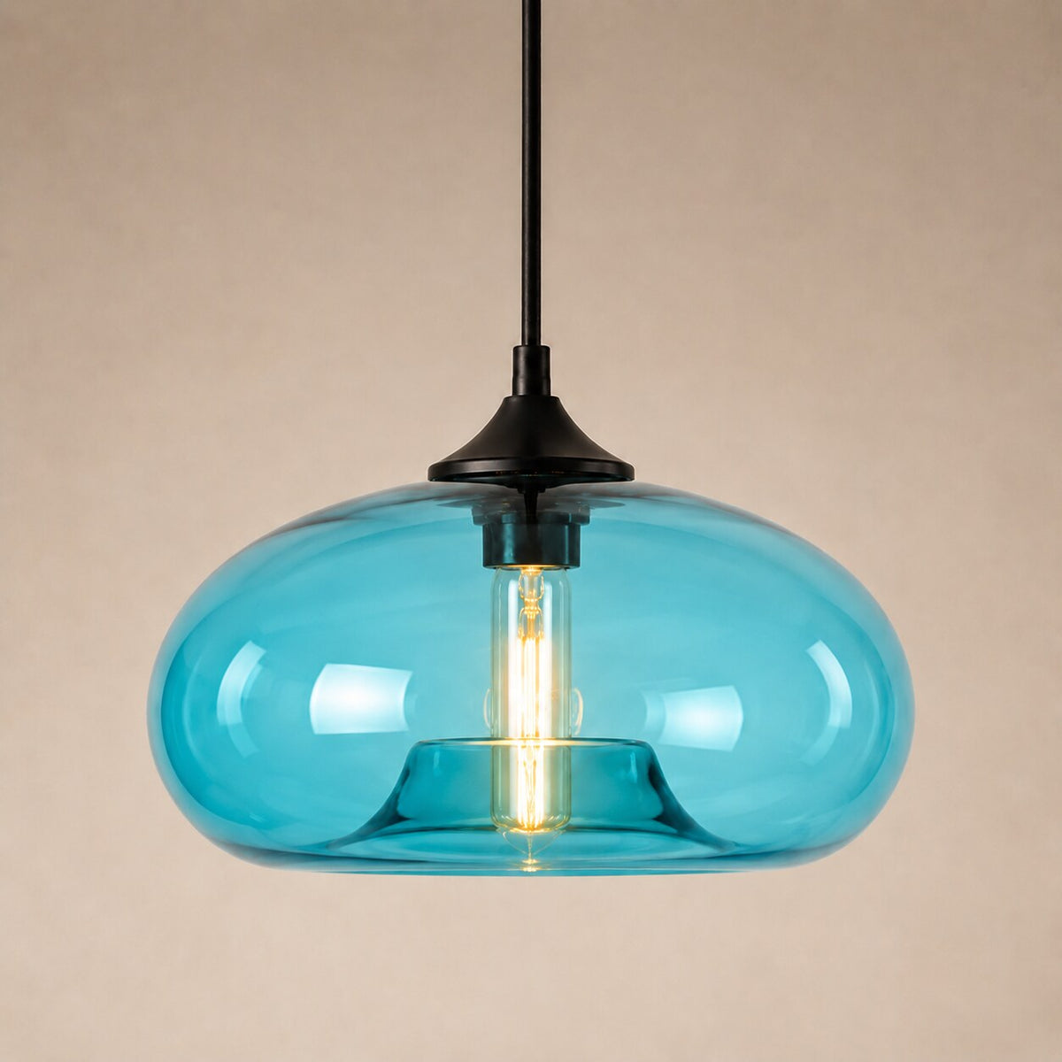 Farbige Glas-Pendelleuchte in Blau auf warmem neutralem Studiohintergrund