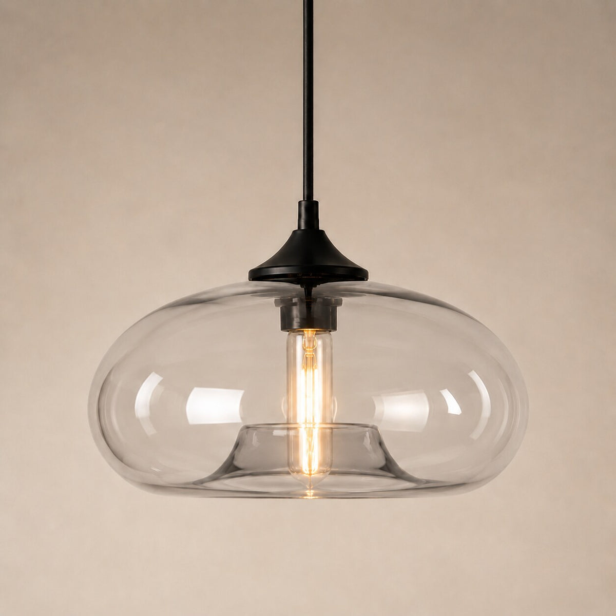 Farbige Glas-Pendelleuchte in Klar auf warmem neutralem Studiohintergrund