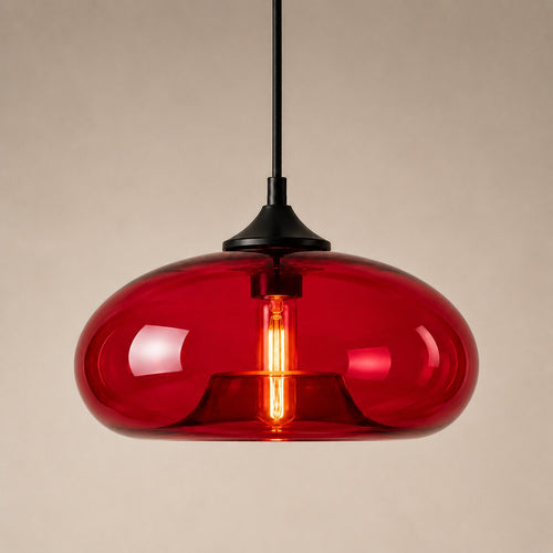 Farbige Glas-Pendelleuchte in Rot auf warmem neutralem Studiohintergrund