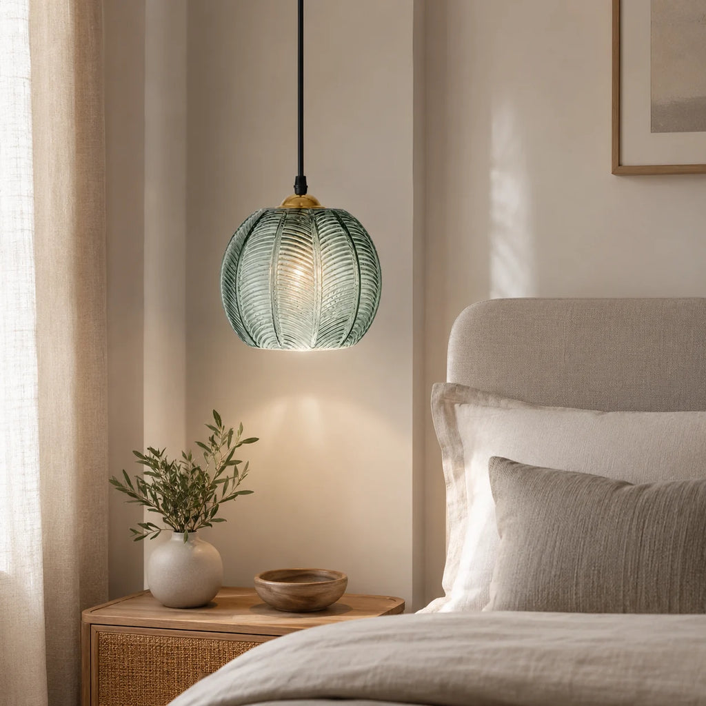 Gerippte Glas-Pendelleuchte in Grün im Schlafzimmer