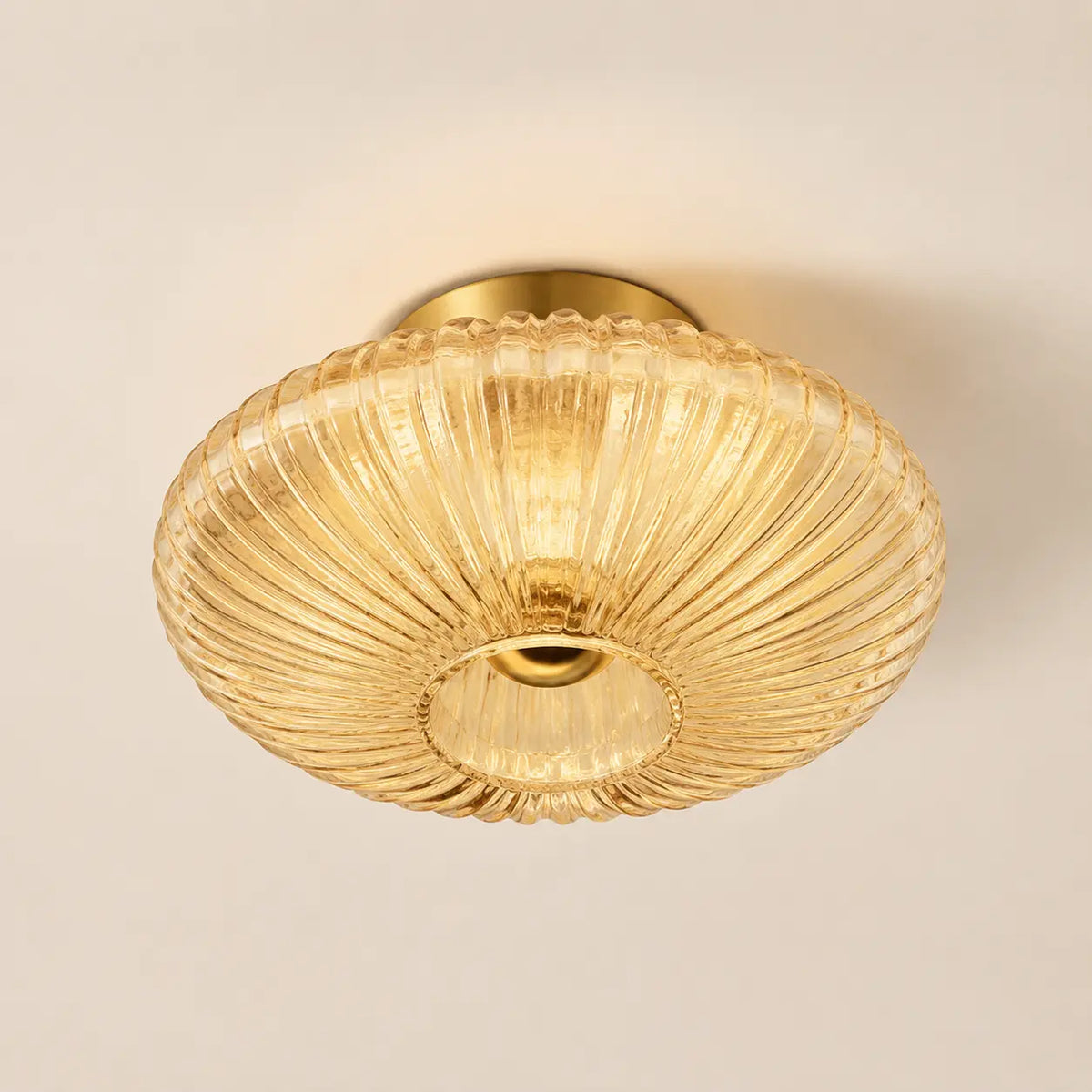 Cognacfarbene gerippte Glas-Wandleuchte in der Aufsicht