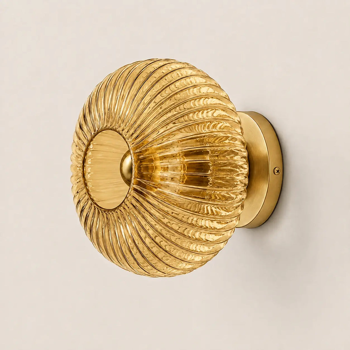Detailansicht des gerippten Cognac-Glasschirms der Wandleuchte