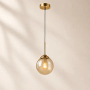 Amberfarbene Glaskugel-Pendelleuchte mit warmem Licht