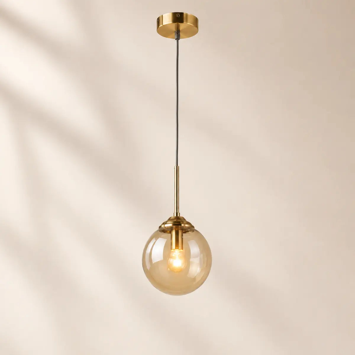 Amberfarbene Glaskugel-Pendelleuchte mit warmem Licht