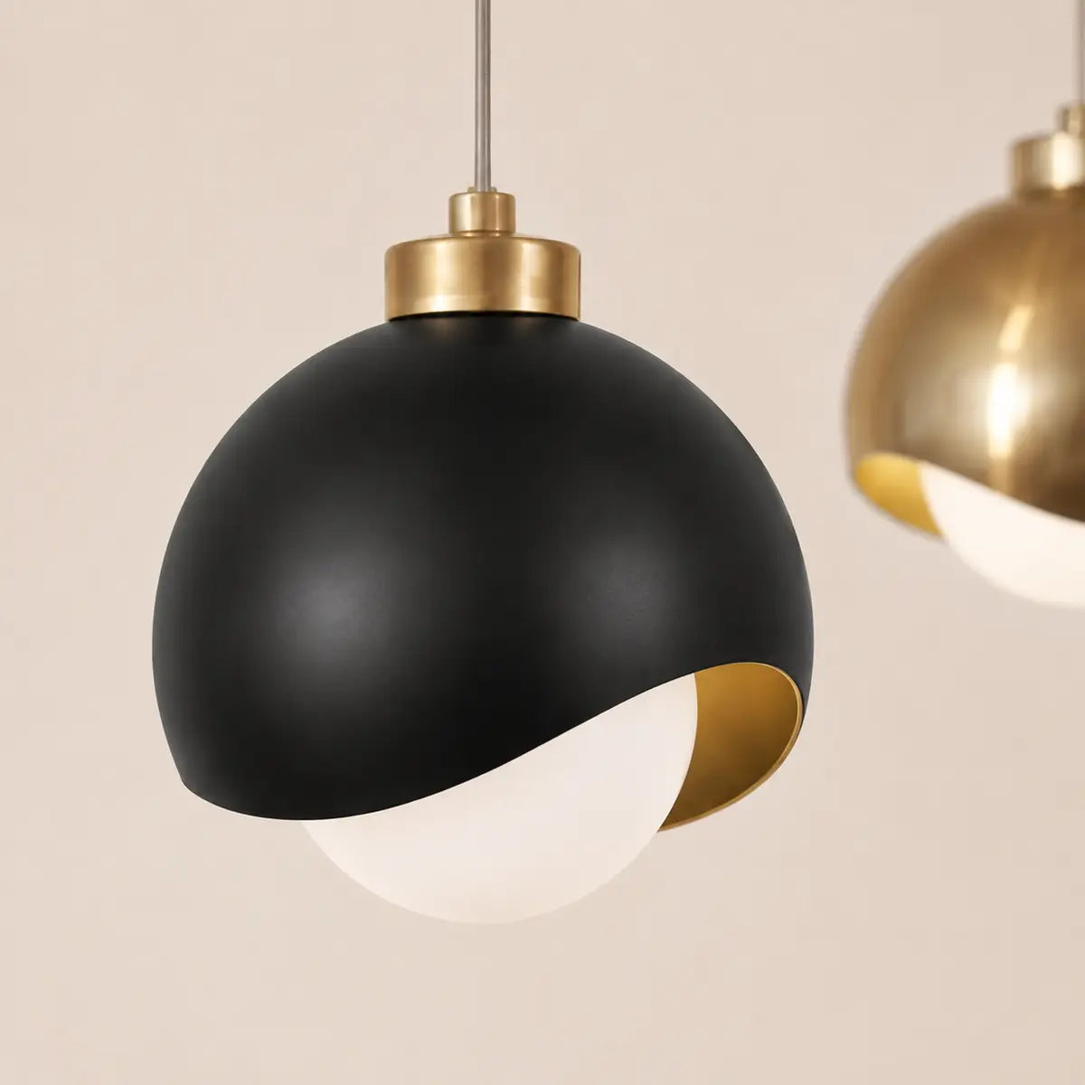Detailaufnahme der Glaskugel-Pendelleuchte mit goldfarbener Metallkappe