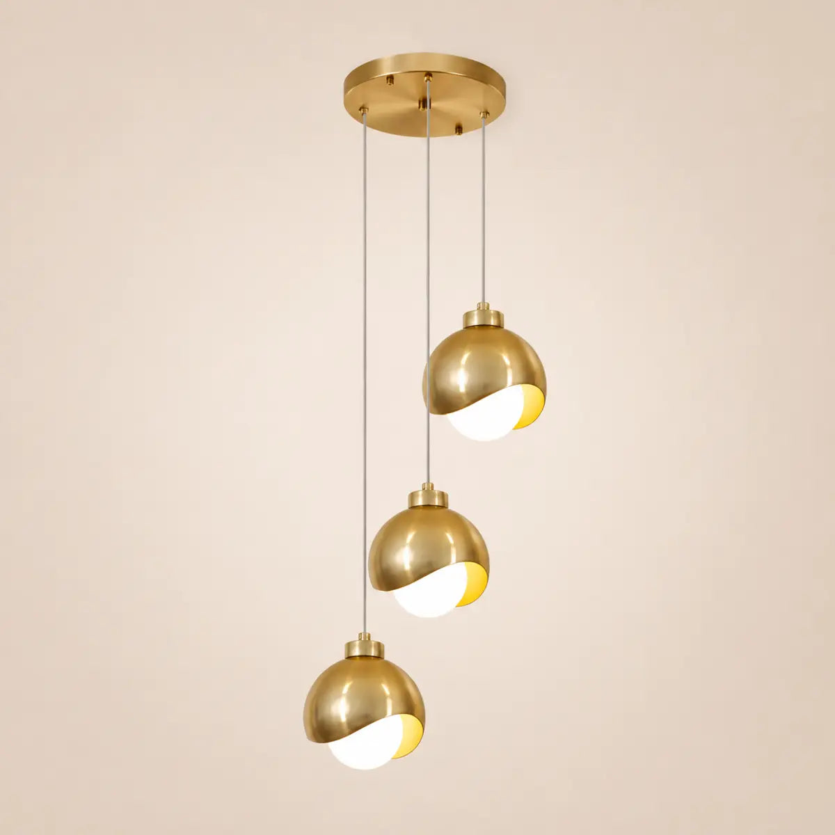 Goldene Glaskugel-Pendelleuchte mit drei Leuchten