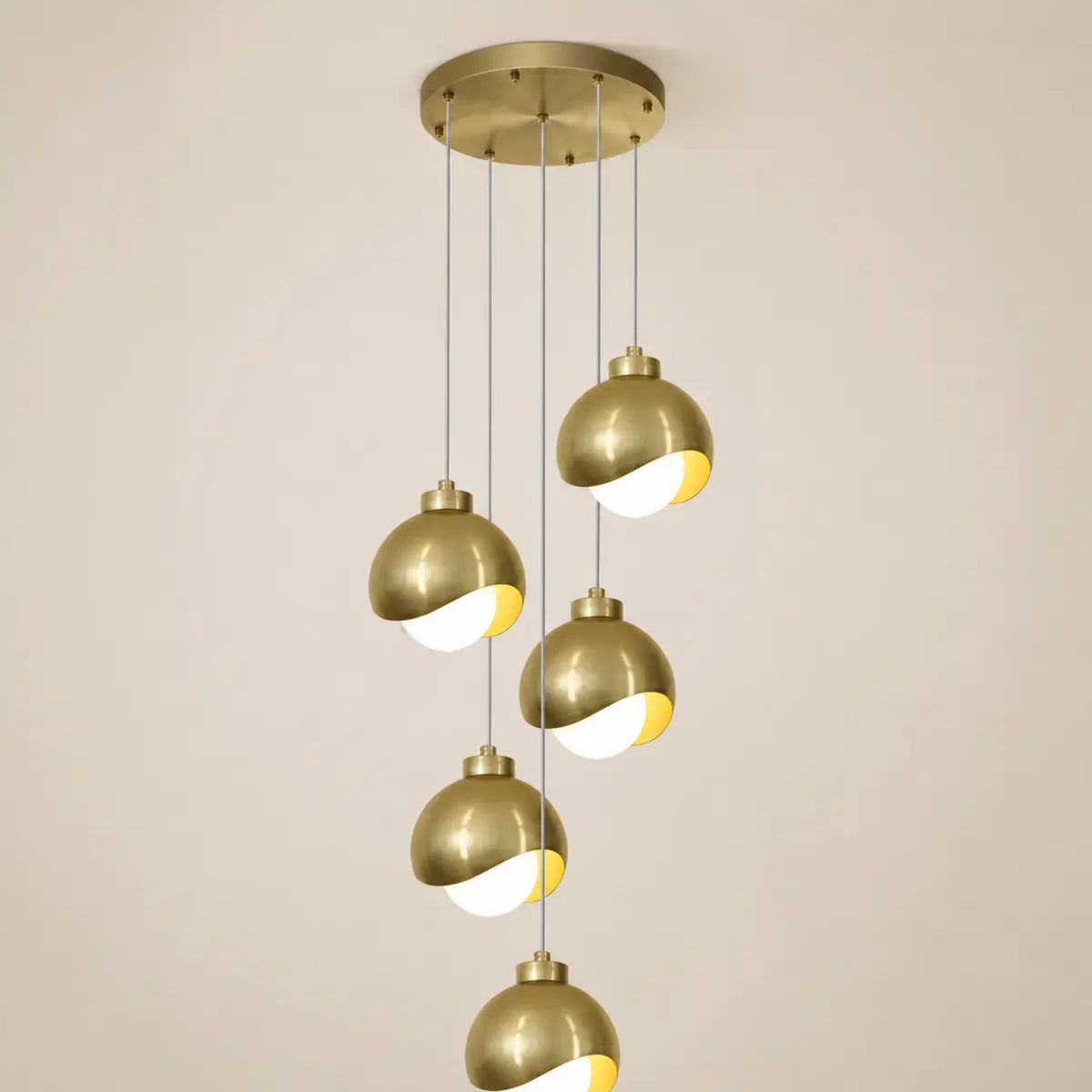 Goldene Glaskugel-Pendelleuchte mit fünf Leuchten