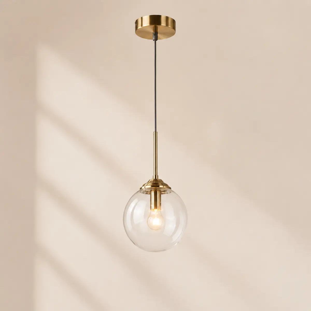 Klare Glaskugel-Pendelleuchte mit E27-Fassung und Metall-Detail