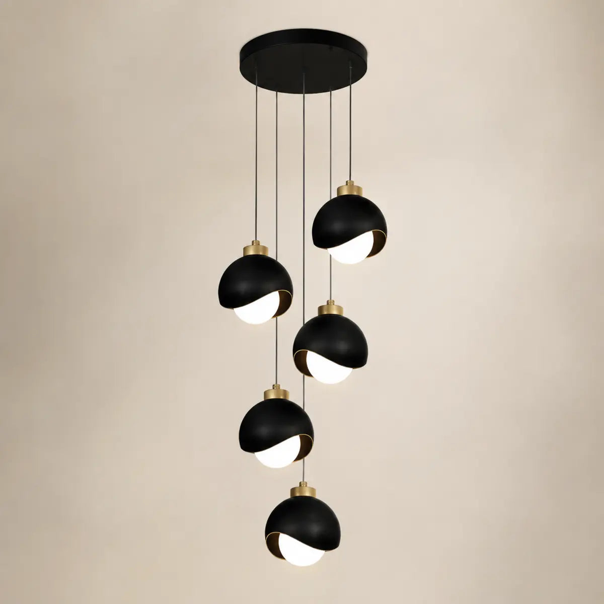 Schwarze Glaskugel-Pendelleuchte mit fünf Leuchten