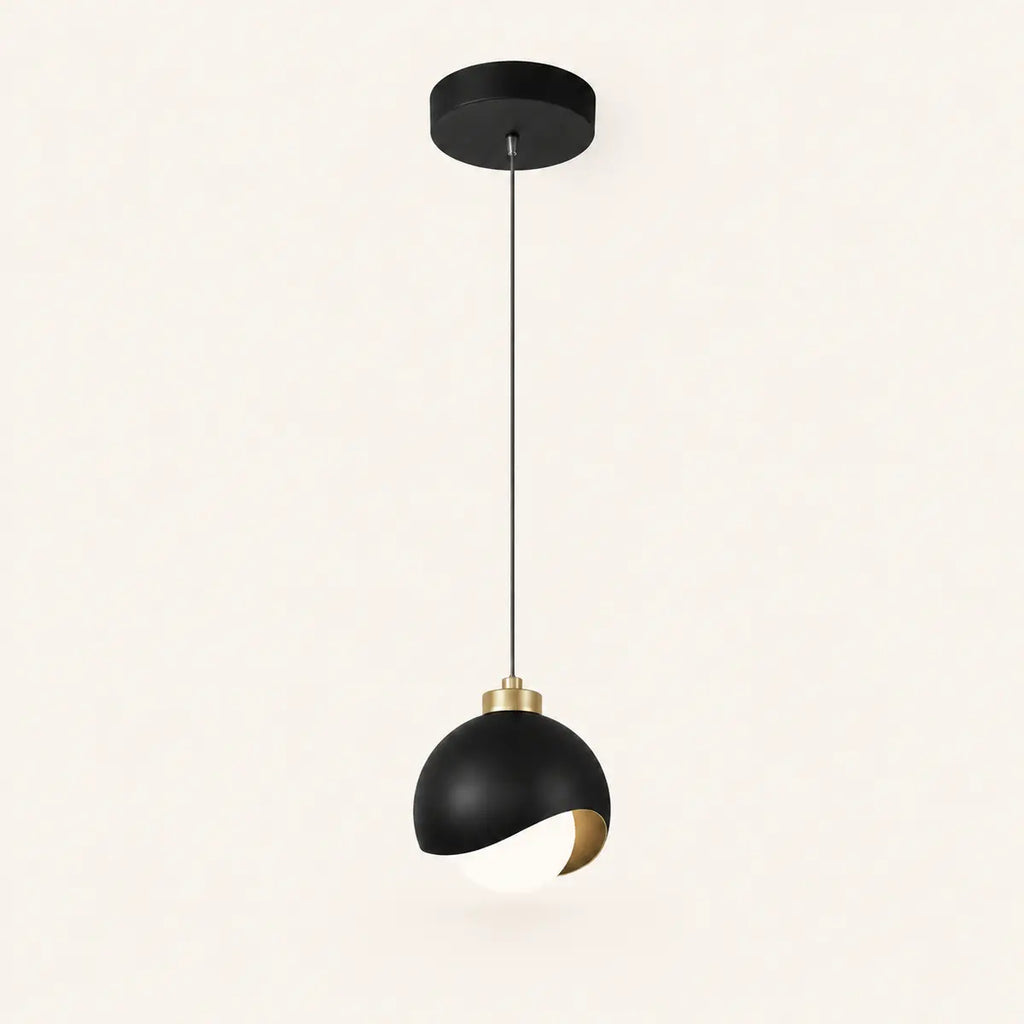 Moderne Glaskugel-Pendelleuchte in Schwarz und Gold auf hellem neutralem Hintergrund