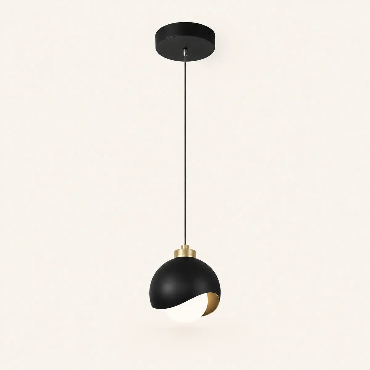 Moderne Glaskugel-Pendelleuchte in Schwarz und Gold auf hellem neutralem Hintergrund