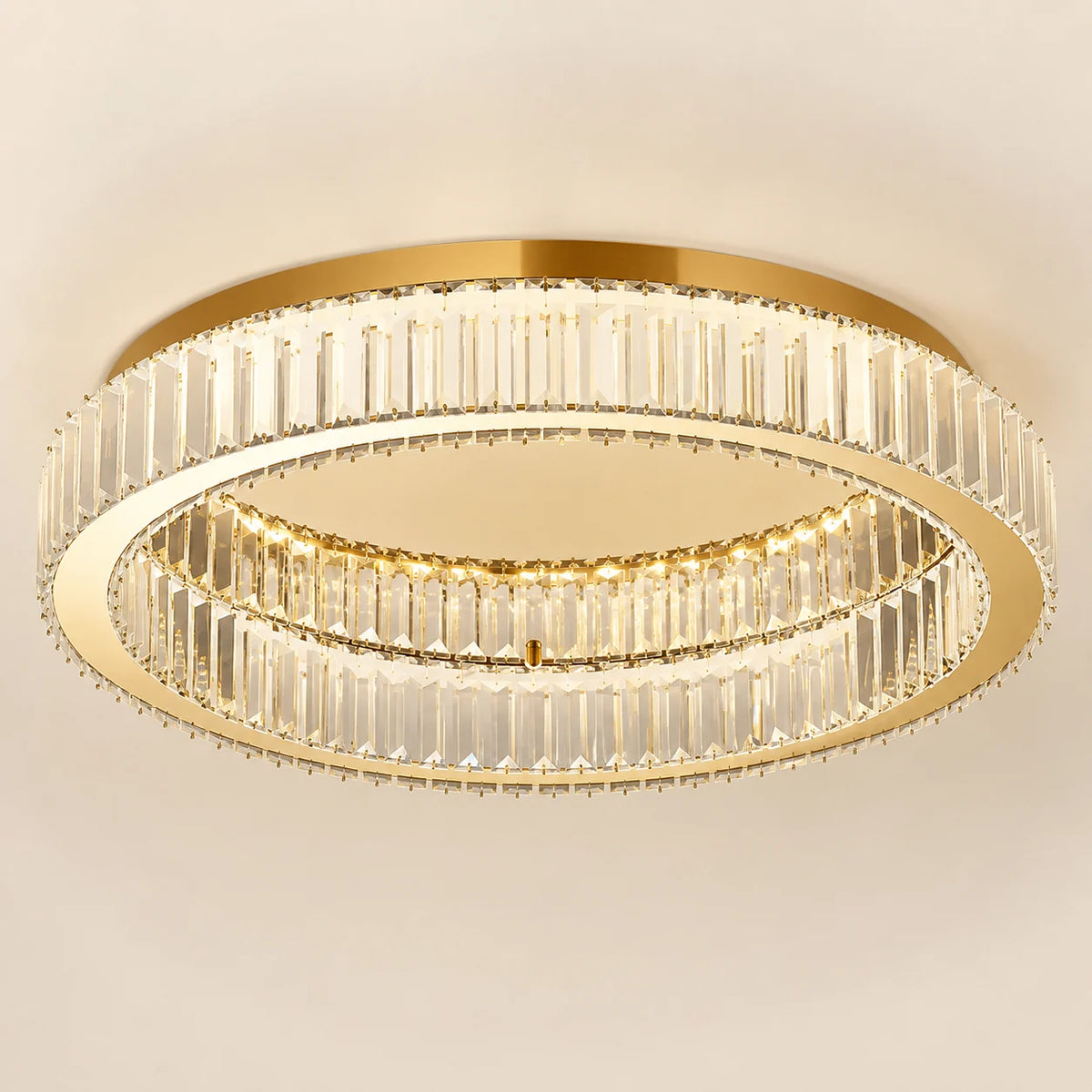 Kristall-Deckenleuchte mit goldfarbenen Ringen und Glasstäben
