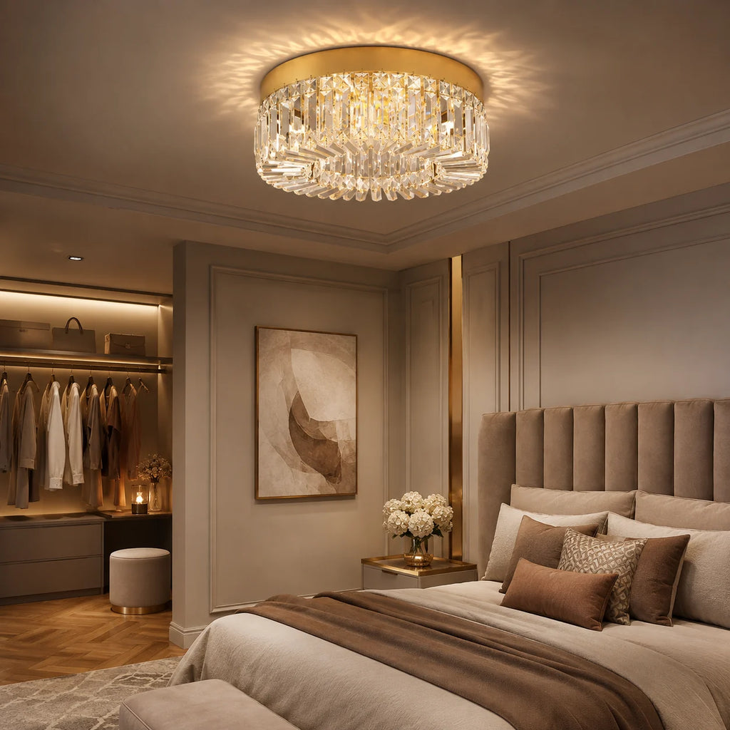 Goldene Kristall-Deckenleuchte im Schlafzimmer