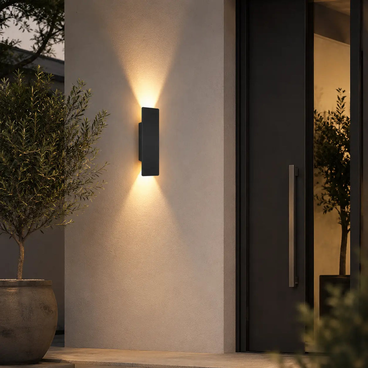 Schwarze LED-Außenwandleuchte an einer modernen Hausfassade