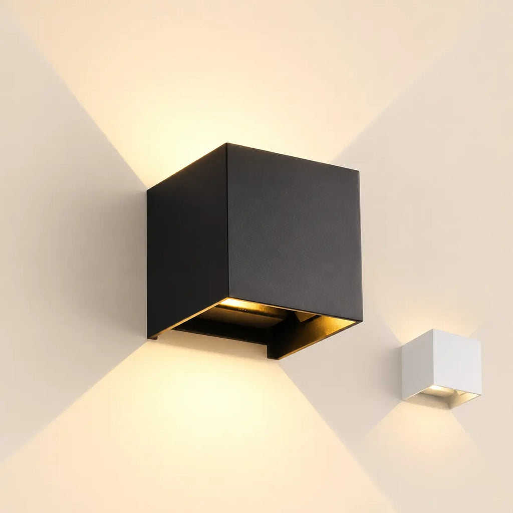 Schwarze und weiße LED-Wandleuchten mit Licht nach oben und unten