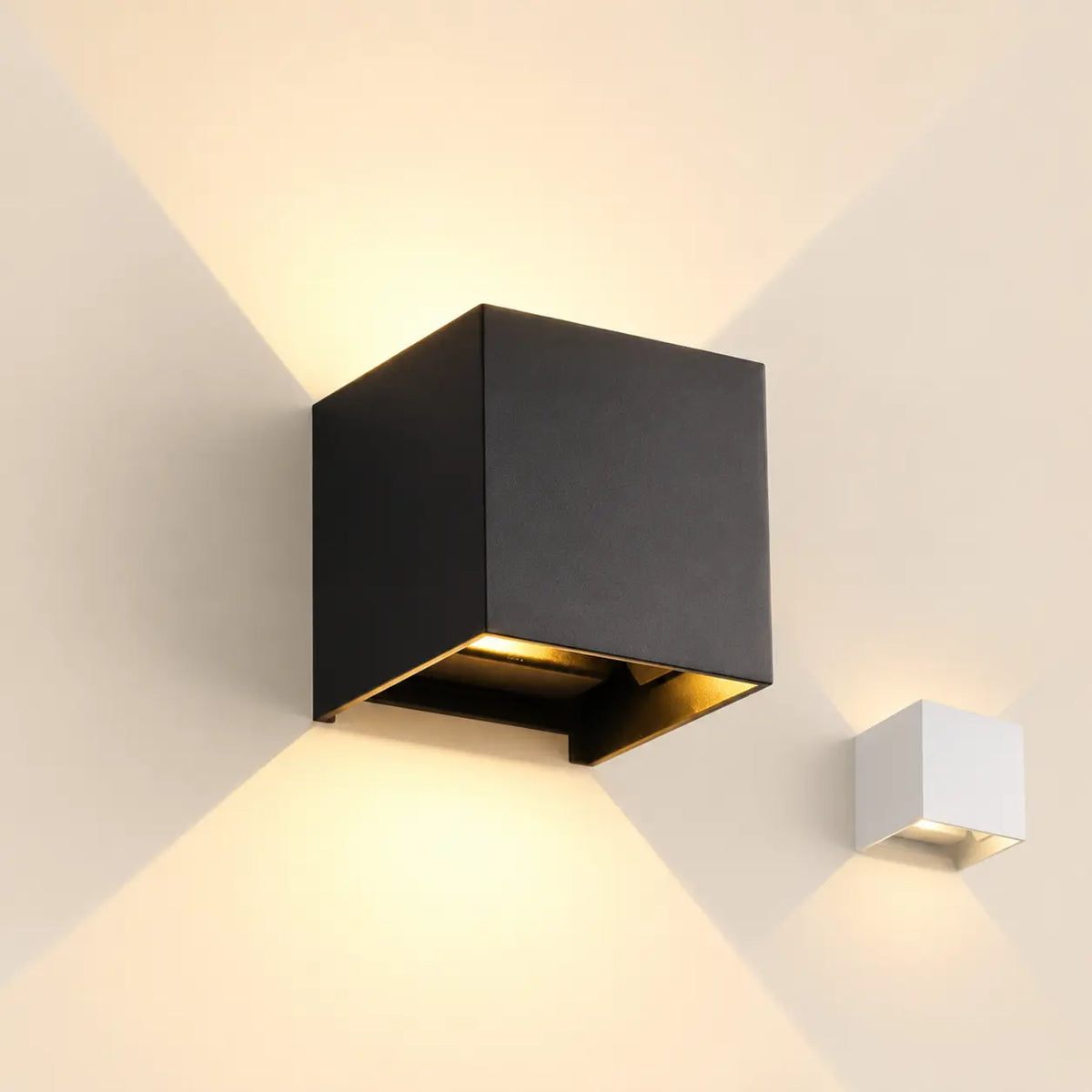 Schwarze und weiße LED-Wandleuchten mit Licht nach oben und unten
