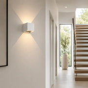 Weiße LED-Wandleuchte aus Aluminium im hellen Flur