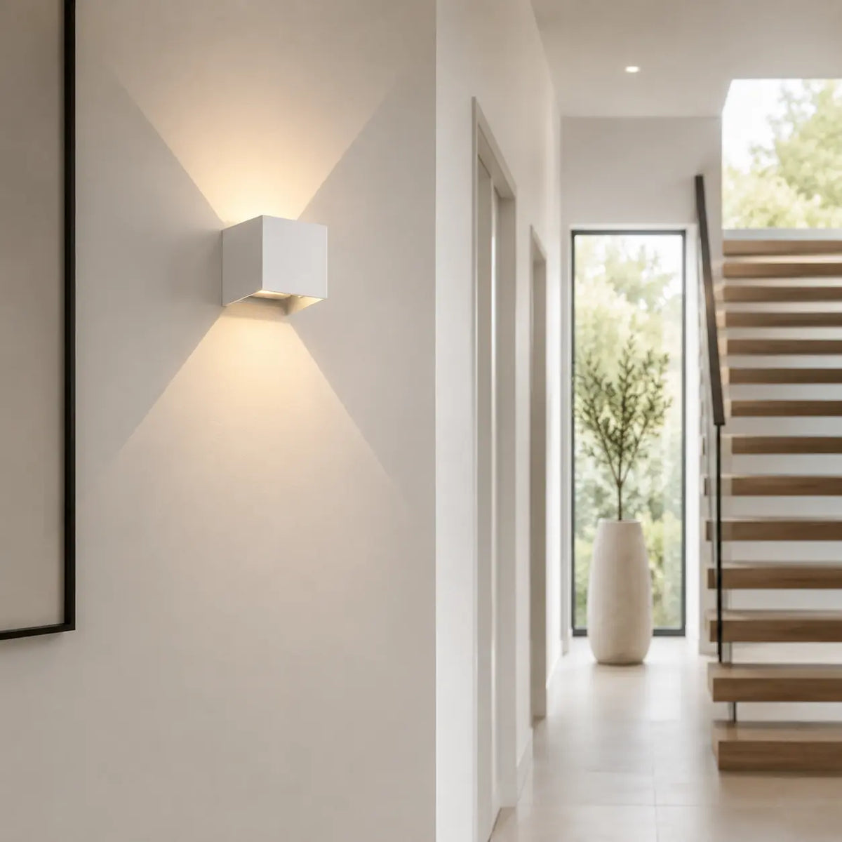 Weiße LED-Wandleuchte aus Aluminium im hellen Flur