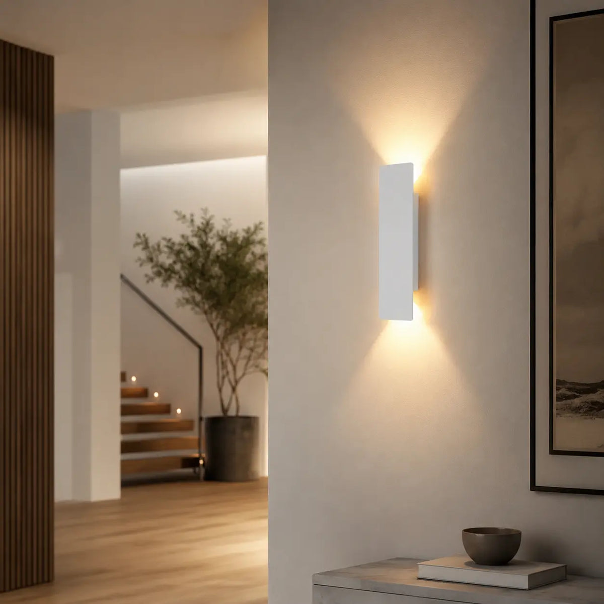 Weiße LED-Wandleuchte aus Aluminium in einem hellen Flur