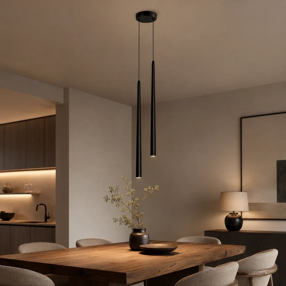 Zweiflammige schwarze LED-Pendelleuchte über einem Esstisch in einem modernen Esszimmer