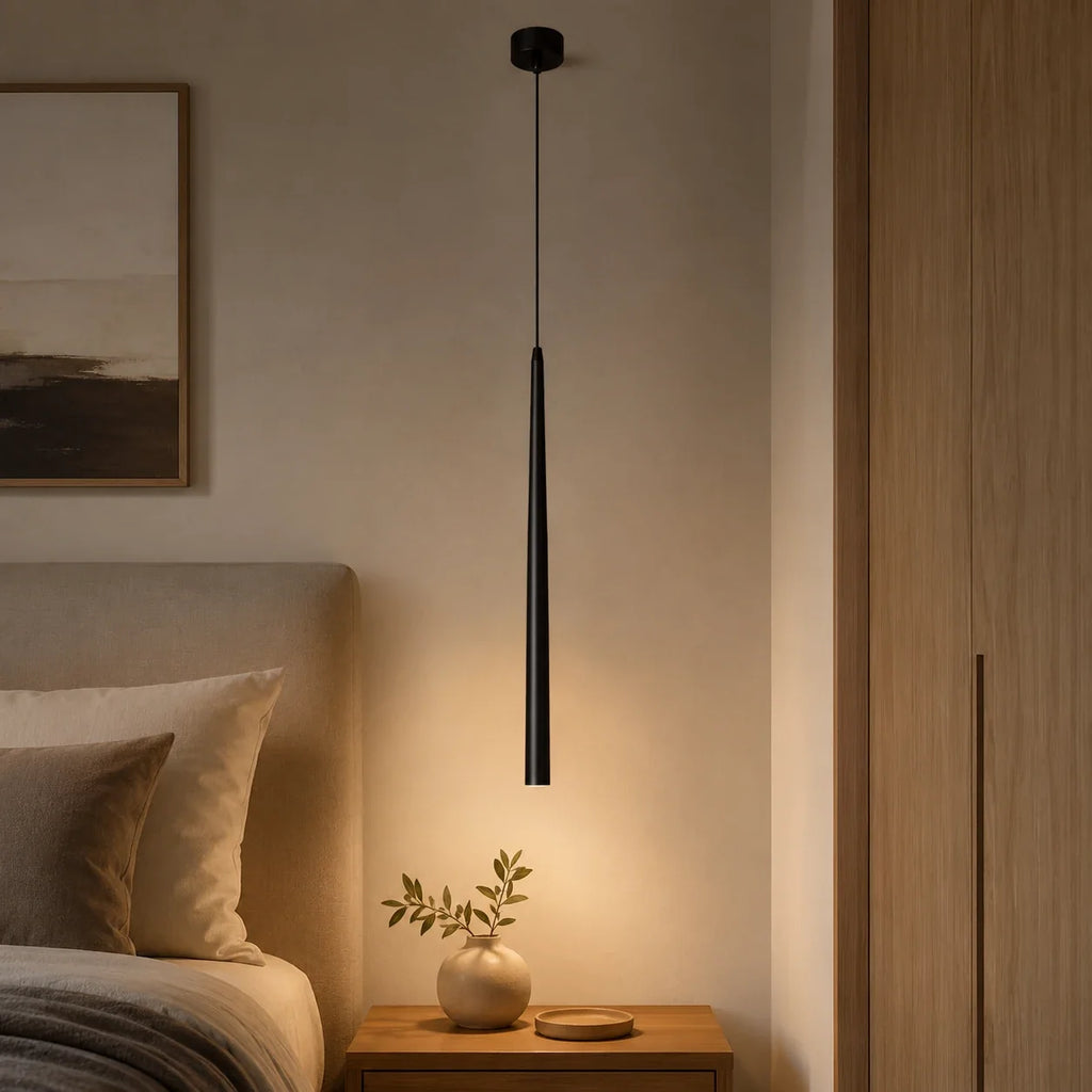 Einflammige schwarze LED-Pendelleuchte als minimalistische Beleuchtung im Schlafzimmer über dem Nachttisch