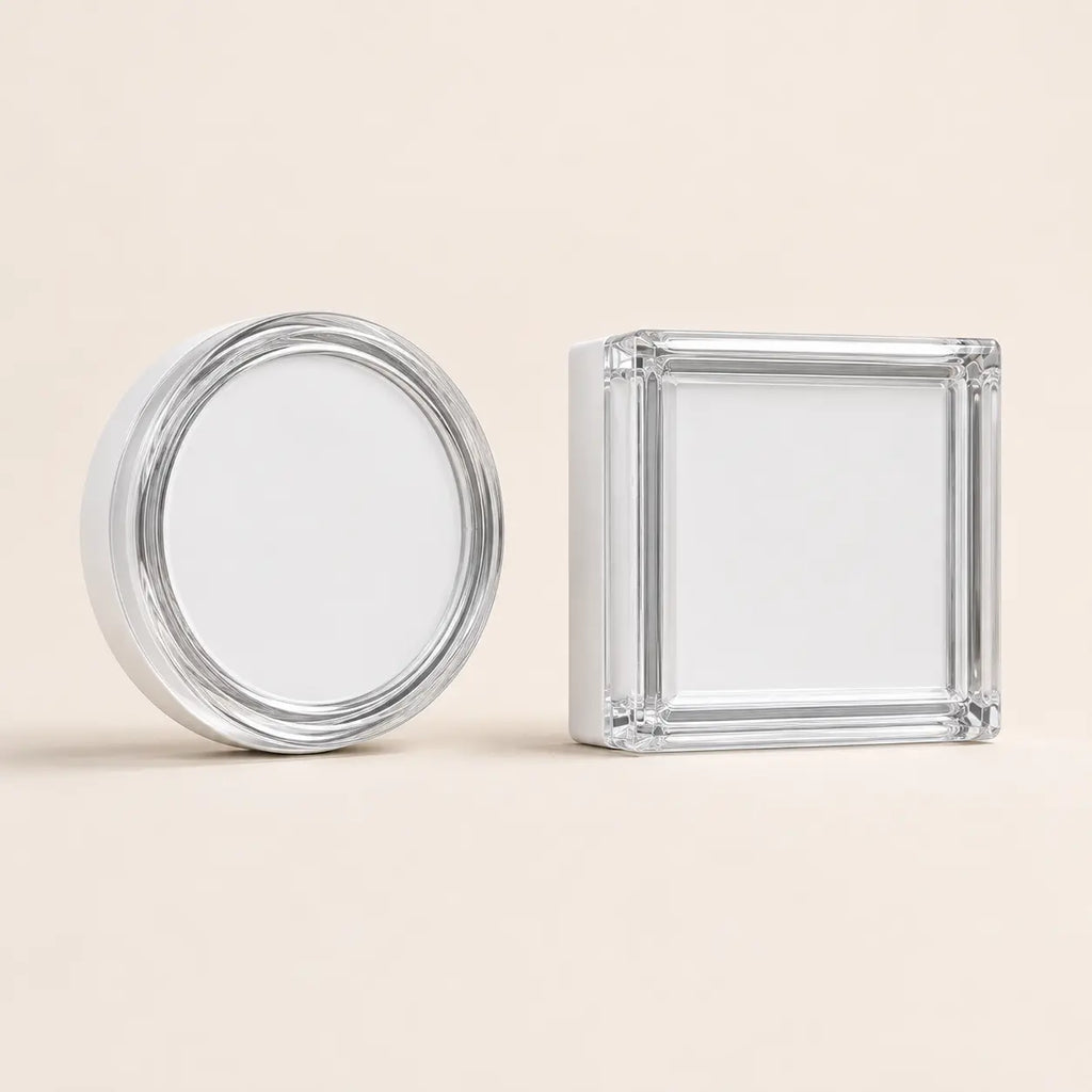 Moderne LED-Wandleuchte in runder und eckiger Form auf hellem Hintergrund