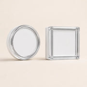 Moderne LED-Wandleuchte in runder und eckiger Form auf hellem Hintergrund