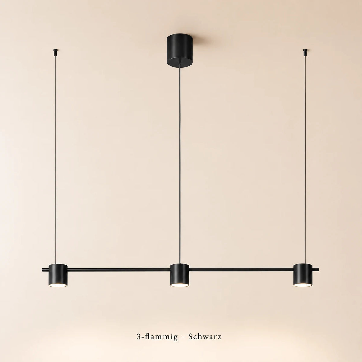 Lineare LED-Pendelleuchte in Schwarz mit drei Leuchten