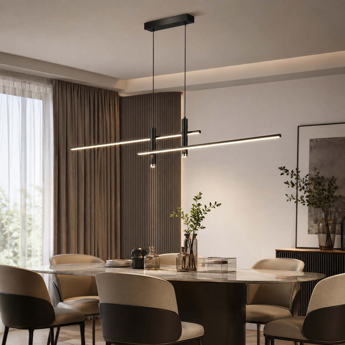 Lineare LED-Pendelleuchte in Schwarz in einem modernen Esszimmer