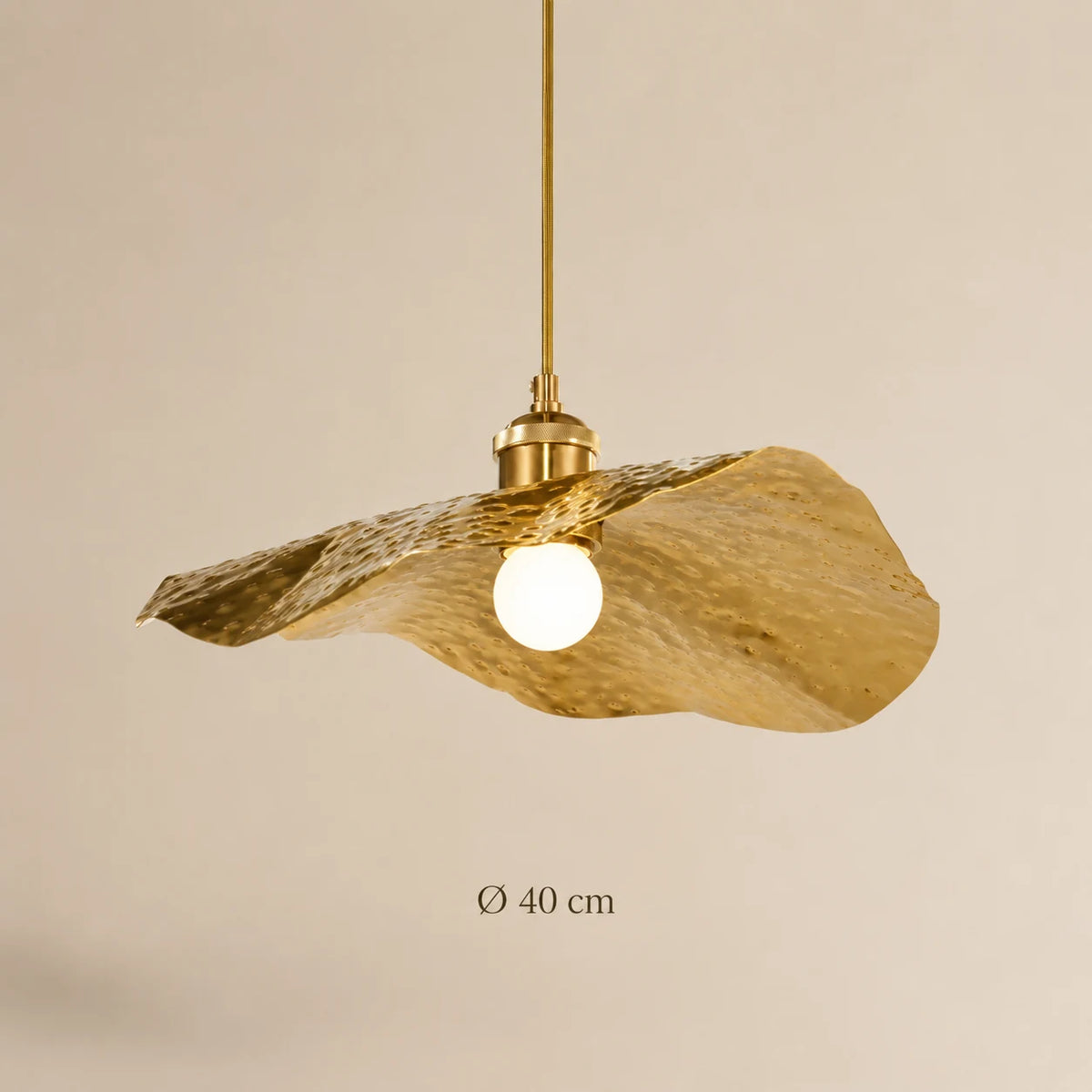 Goldene Lotusblatt-Pendelleuchte mit 40 cm Durchmesser
