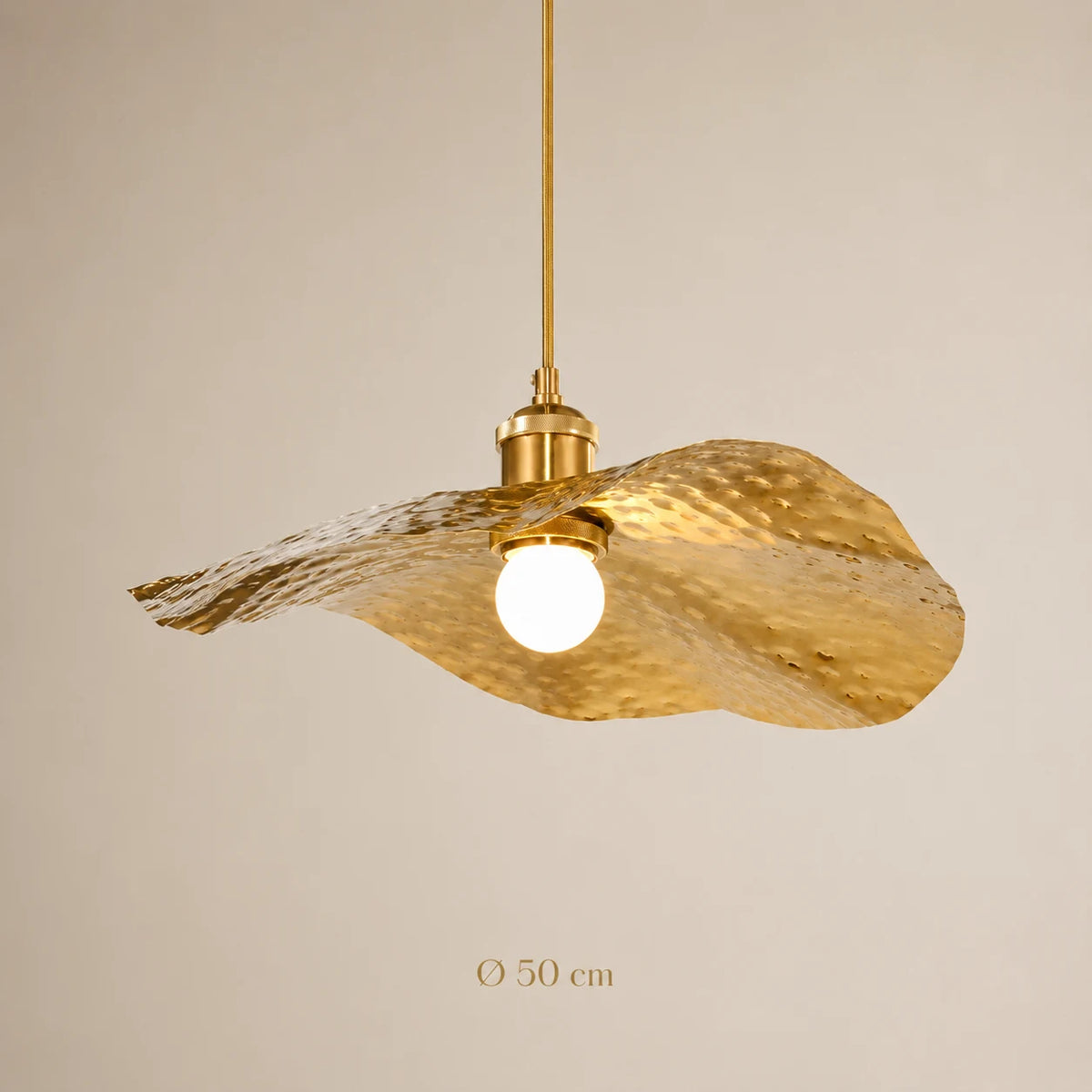 Goldene Lotusblatt-Pendelleuchte mit 50 cm Durchmesser