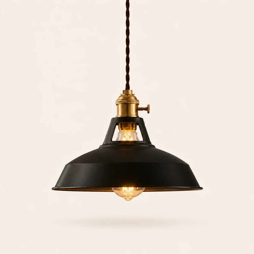 Schwarze Macaron Pendelleuchte aus Metall mit E27-Fassung auf neutralem Studiohintergrund