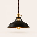 Schwarze Macaron Pendelleuchte aus Metall mit E27-Fassung auf neutralem Studiohintergrund