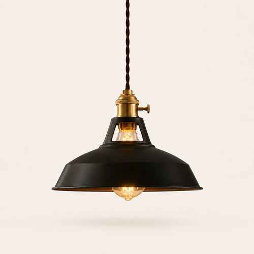 Schwarze Macaron Pendelleuchte aus Metall mit E27-Fassung auf neutralem Studiohintergrund