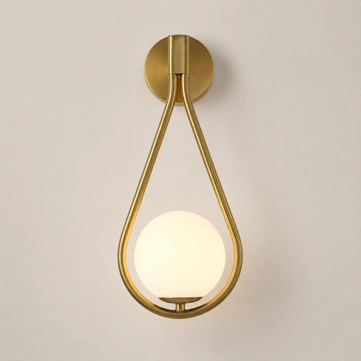 Moderne Glaskugel-Wandleuchte in Gold auf neutralem Hintergrund