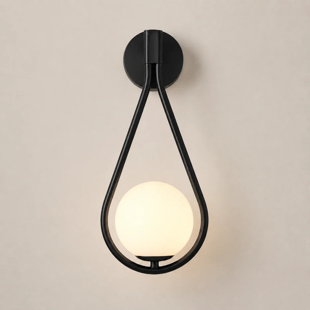 Moderne Glaskugel-Wandleuchte in Schwarz auf neutralem Hintergrund