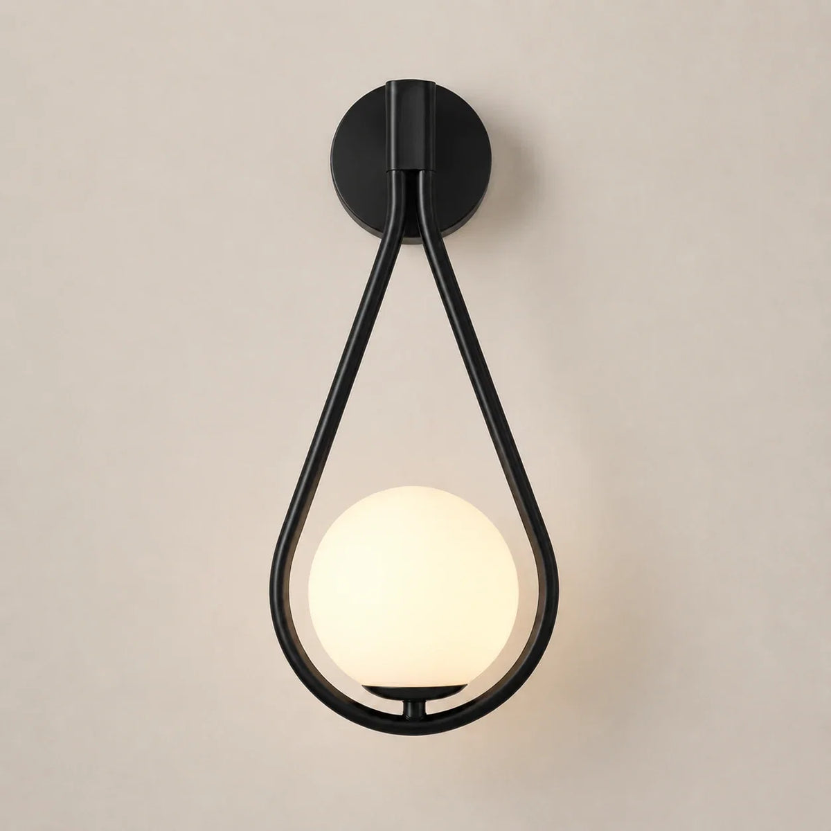 Moderne Glaskugel-Wandleuchte in Schwarz auf neutralem Hintergrund
