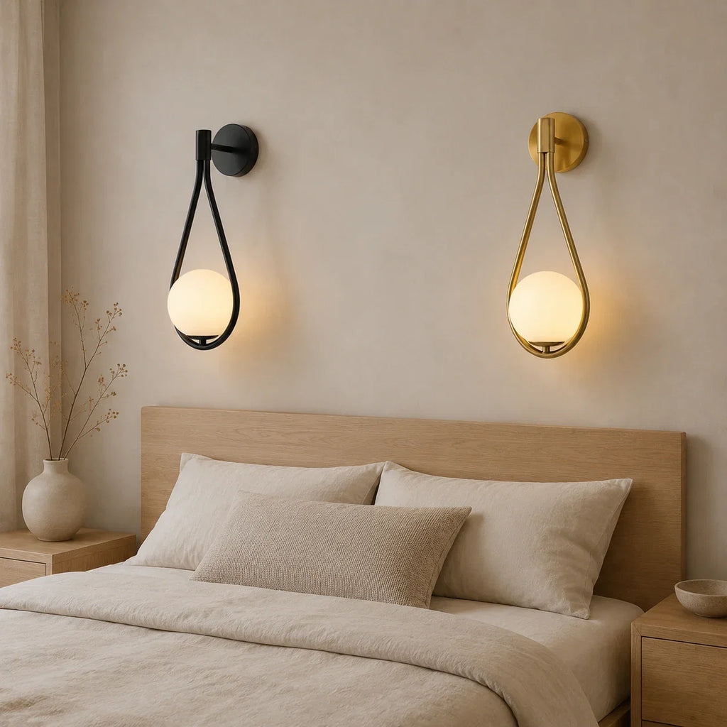 Schwarze und goldene Glaskugel-Wandleuchten im modernen Schlafzimmer