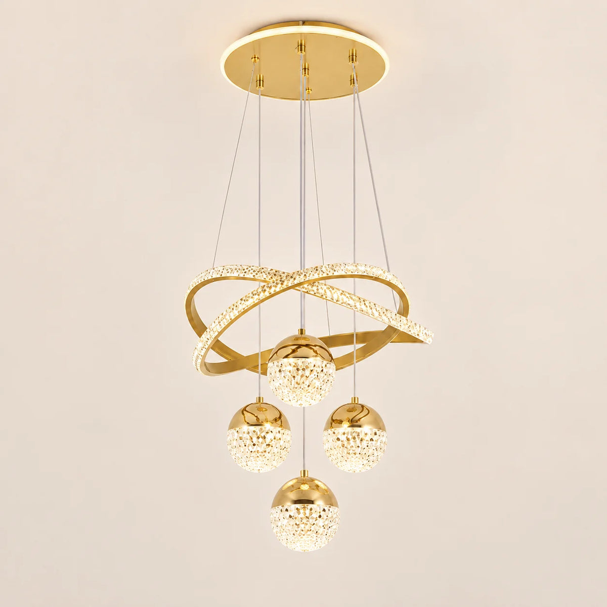Goldene LED-Pendelleuchte mit verschlungenen LED-Ringen