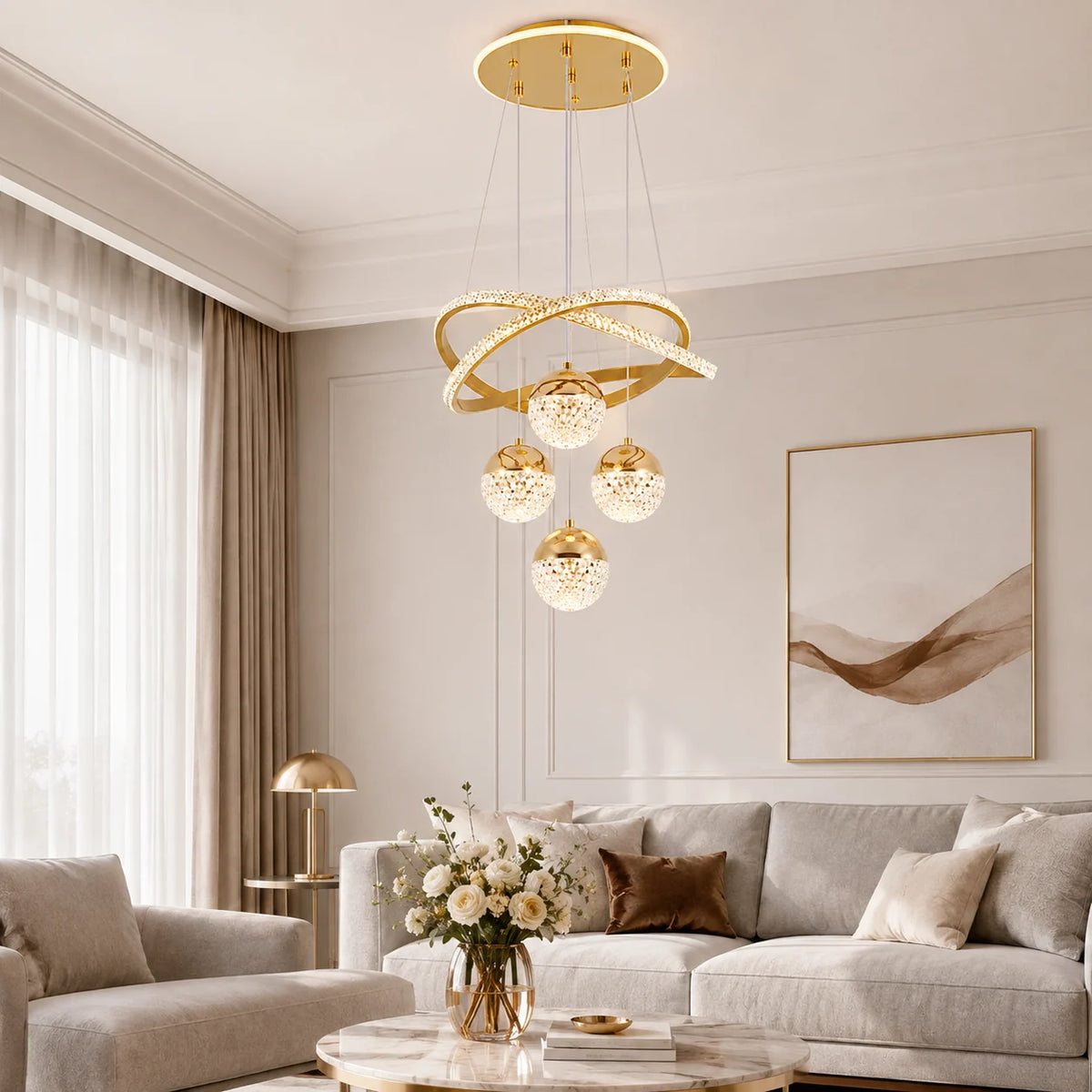Goldene LED-Pendelleuchte mit Kristalloptik im Wohnzimmer