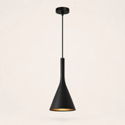 Schwarze moderne Pendelleuchte aus Aluminium mit E27-Fassung auf neutralem Studiohintergrund