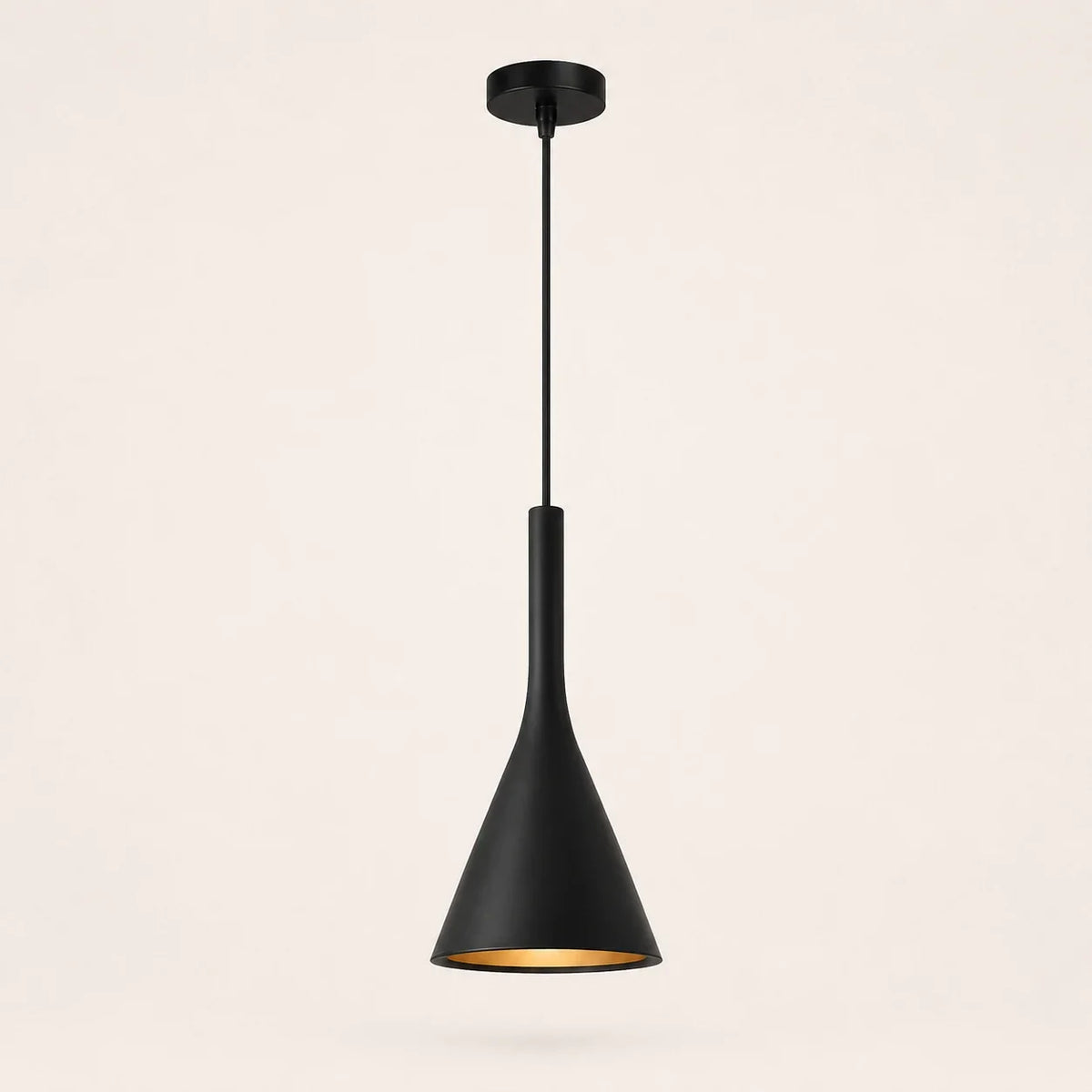 Schwarze moderne Pendelleuchte aus Aluminium mit E27-Fassung auf neutralem Studiohintergrund