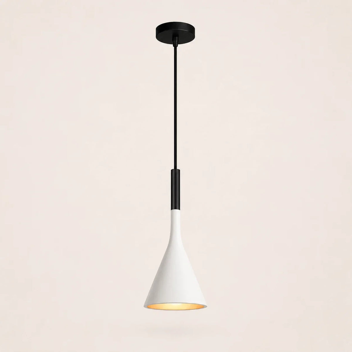 Weiße moderne Pendelleuchte aus Aluminium mit E27-Fassung auf neutralem Studiohintergrund