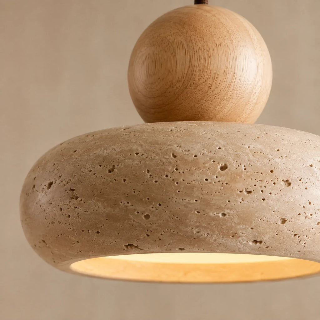 Detailansicht der porösen Natursteinoberfläche und Holzkugel einer Pendelleuchte